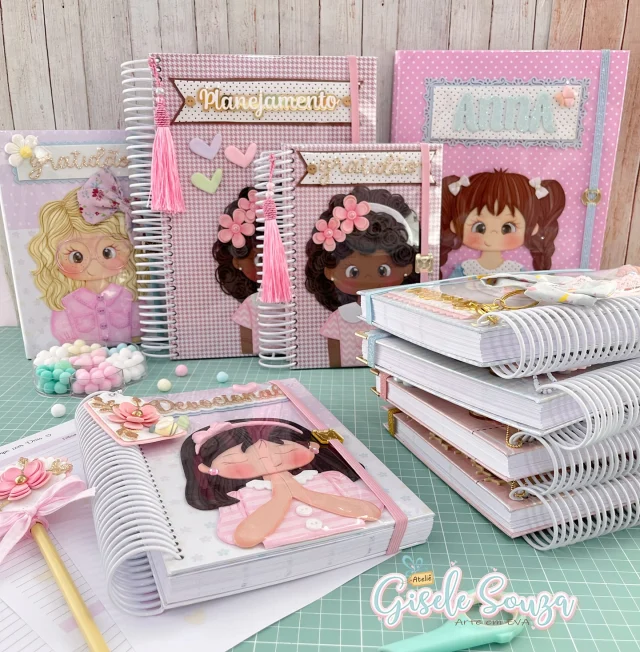 🚨Você está querendo aprender a fazer lindos cadernos e ganhar dinheiro trabalhando em casa?

Tenho o curso perfeito pra você!

Neste curso ensino cadernos artesanais… pra quem ainda não tem encadernadora e impressora.
E tbm ensino a fazer os cadernos de espirais do zero!

De 69,90 por apenas 48,93
Usando o cupom MAMAEARTESA 
🚨Promoção válida só até domingo do dia das mães (11/05/2025)
Link do site na bio

Para mais informações me chame no direct ou WhatsApp (33) 98801-6910